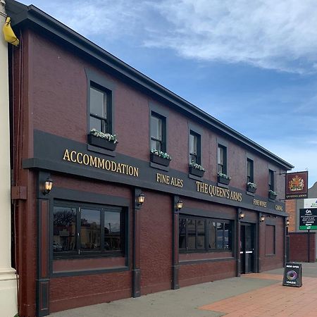 Queens Arms Hotel Longford Buitenkant foto
