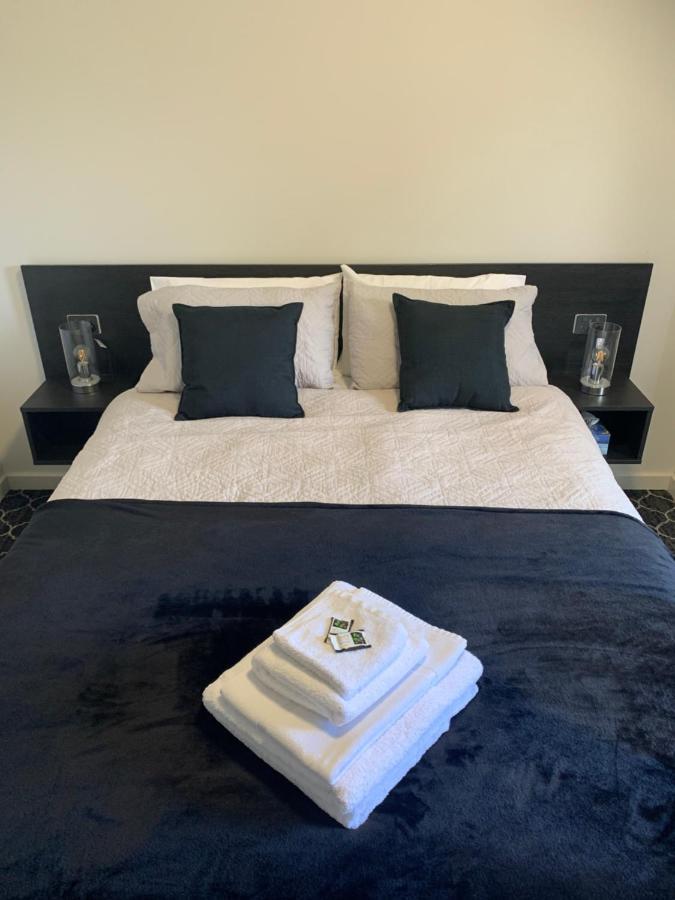 Queens Arms Hotel Longford Buitenkant foto